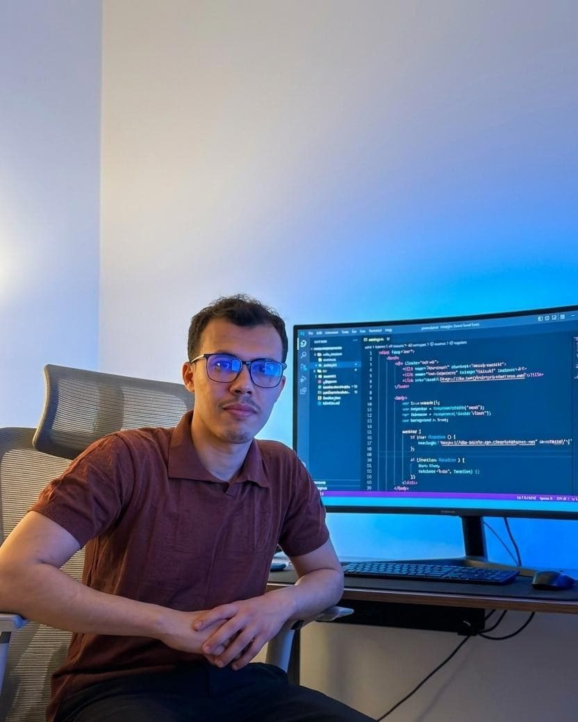 Abdelkabir El Bahmadi at his desk in front of a code editor